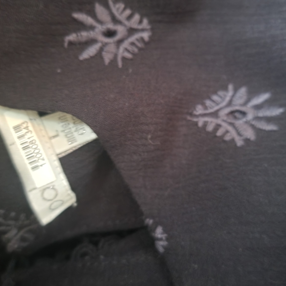 Beautiful black embroidered top - Picture 3 of 3